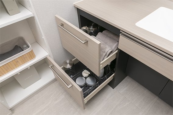 タオルや洗面グッズを収納できるカウンター下収納
