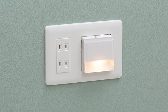停電時には携帯電灯にもなる
足元保安灯