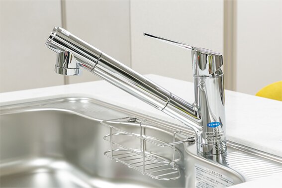 便利な引き出し式ヘッド付きの
浄水器シャワー水栓