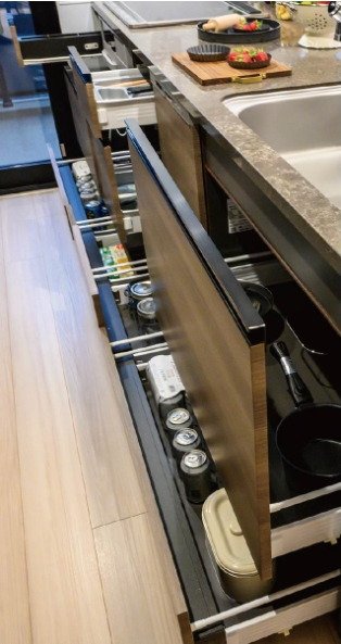 ソフトクローズ機能付き
スライド収納