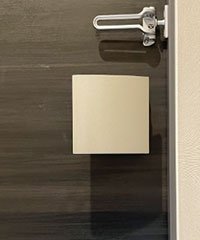 人の動きを感知すると照明が自動点灯するセンサーを玄関に設置しました。