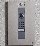 玄関前の来訪者も映像で
確認できる玄関前カメラ