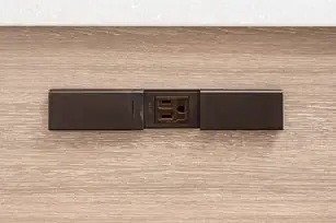 カウンター側面のフタ付コンセント