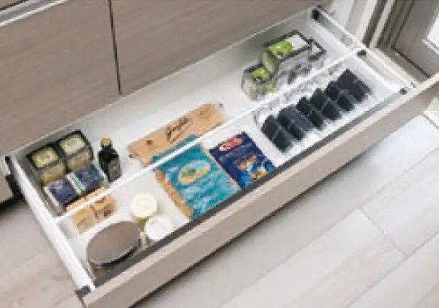 巾木部分
スライド式収納