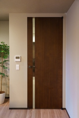 建具天然木材使用（ウォールナット）