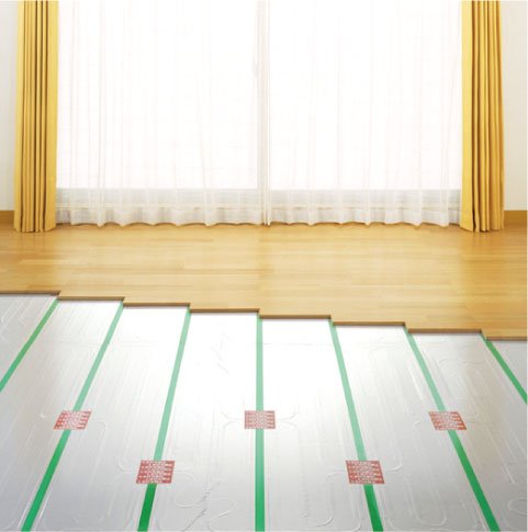 足元から暖めるガス温水式床暖房を標準装備。
