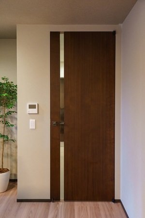 建具天然木材使用（ウォールナット）