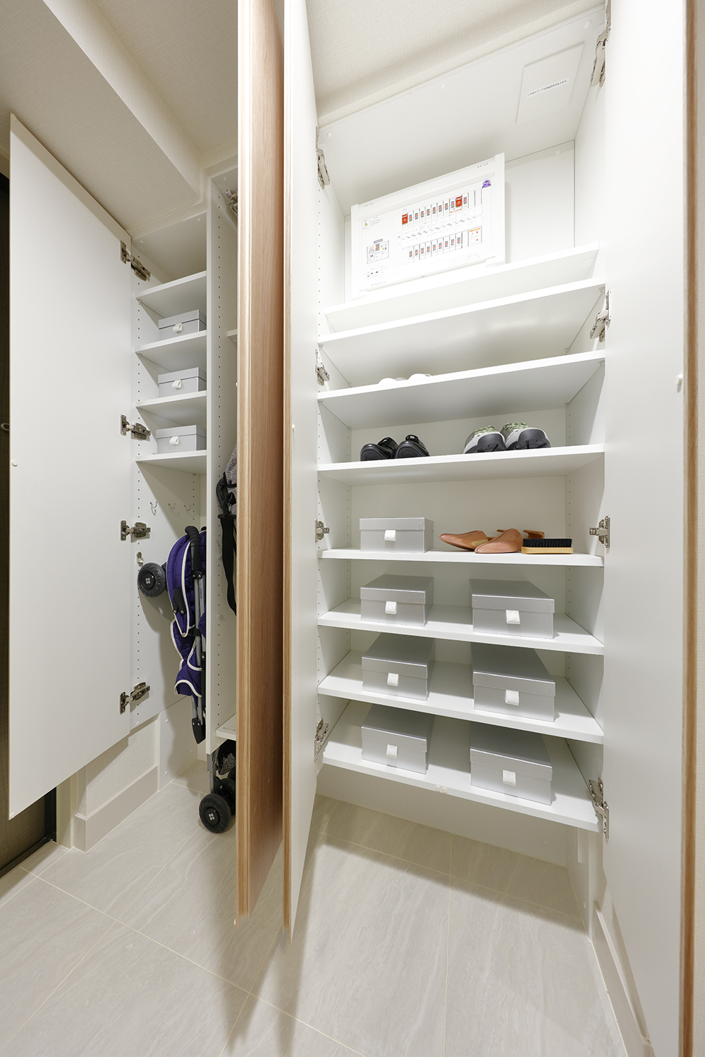 玄関収納（幅1,400mm・4枚扉※一部タイプを除く）