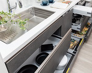 たっぷりしまえてサッと引き出すフロアコンテナ採用のスライド収納