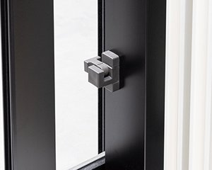 ストッパーで安全性を高めた指挟み防止機能付サッシ