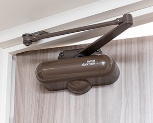 リビングドアにはドアクローザー