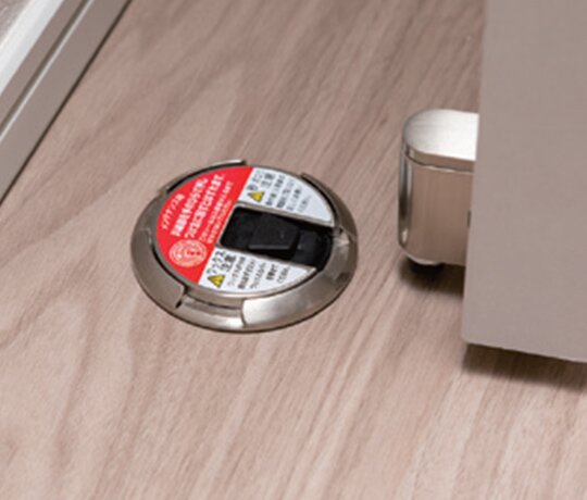 ワンプッシュ式ドアキャッチャー