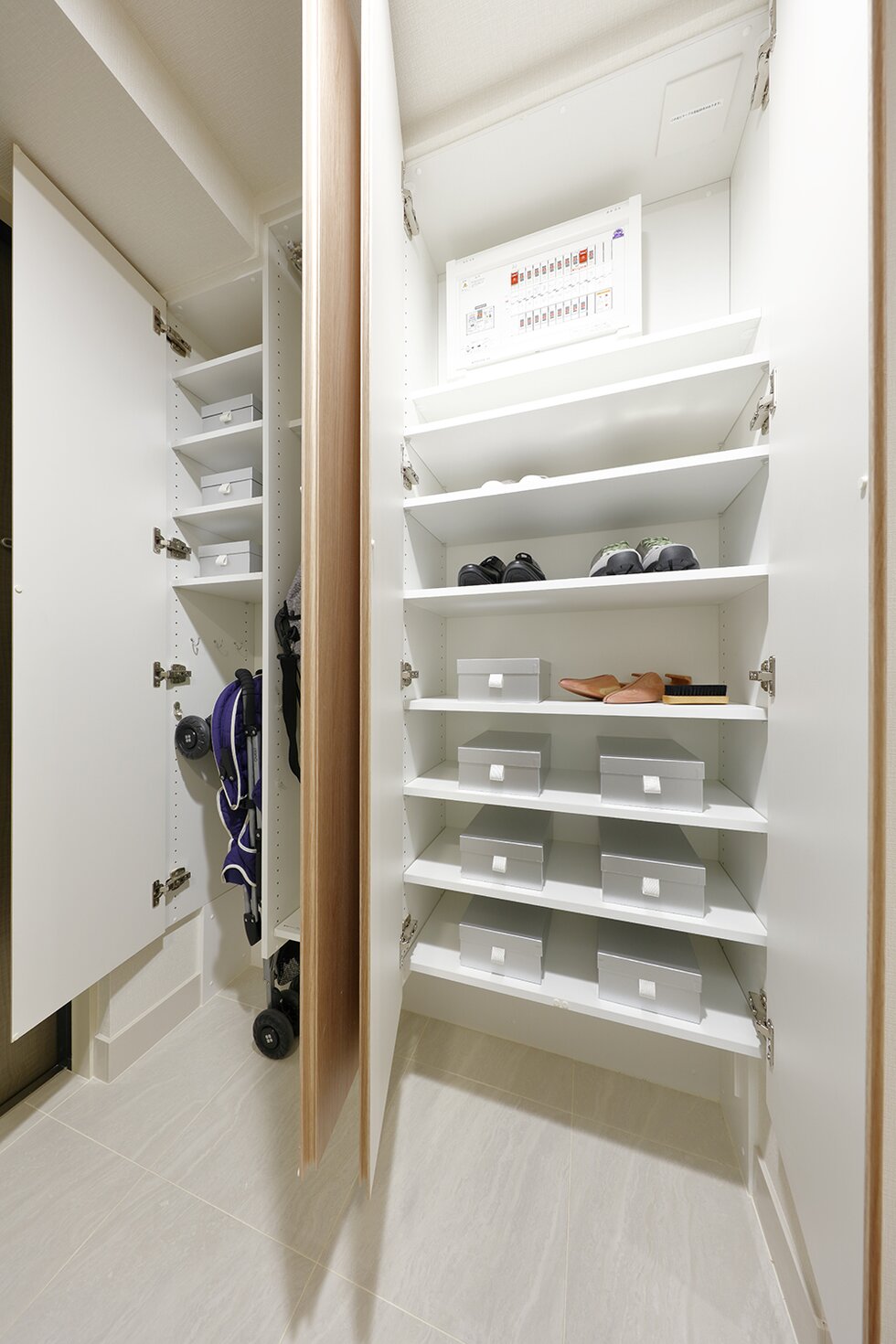 玄関収納（幅1,400mm・4枚扉※一部タイプを除く）