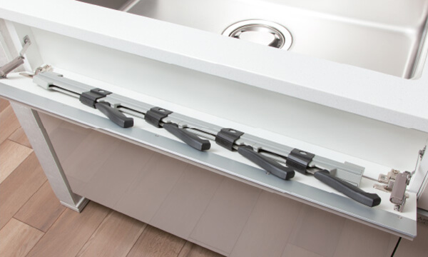 シンク手前のスイング包丁差し