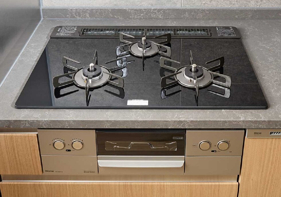 掃除も容易なガラストップのガスコンロ