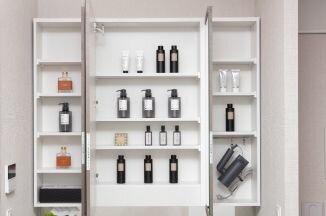 三面鏡裏収納スペース