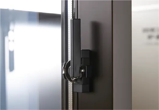 アルミサッシ（鍵付きクレセント）