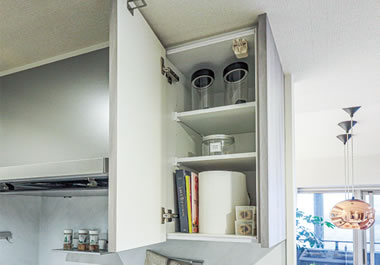 耐震ラッチ付吊戸棚