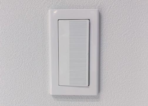 誰でも押しやすい大型のプレートスイッチ