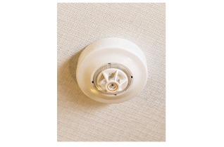 火災を警報と自動通報で知らせる 熱感知器