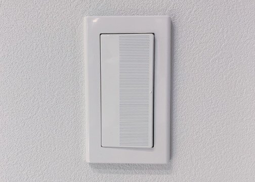 誰でも押しやすい大型のプレートスイッチ