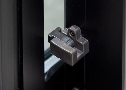 サッシの開け閉めも安心な
指はさみ防止ストッパー