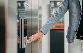 エレベーター速度約105m/min