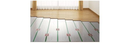 床面全体をほぼ均一に暖める「温水式床暖房」