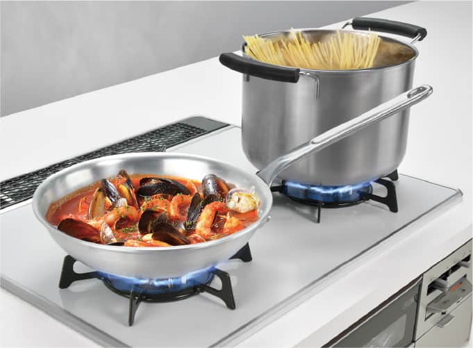 ワイドな火力で手際よく調理