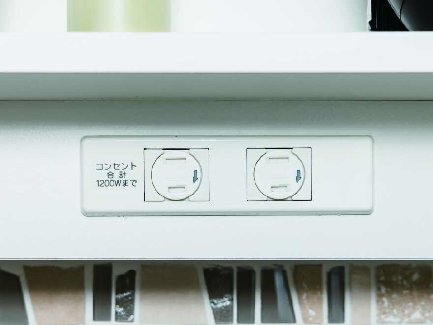 三面鏡裏コンセント