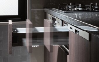 ソフトクローズ機能付きスライド収納