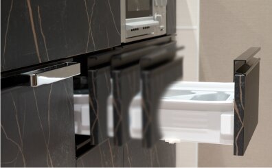 ソフトクローズ機能付き
スライド収納