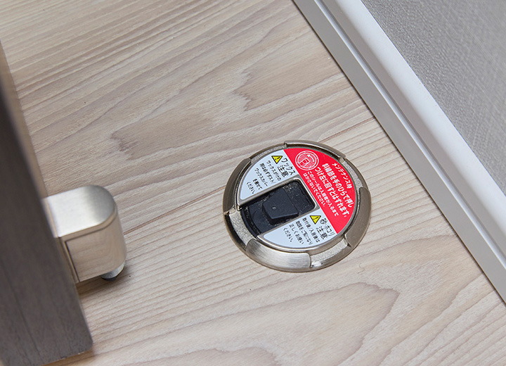 ワンプッシュ式ドアキャッチャー