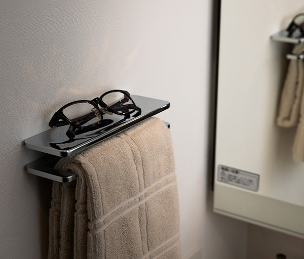 シェルフ付きタオル掛け