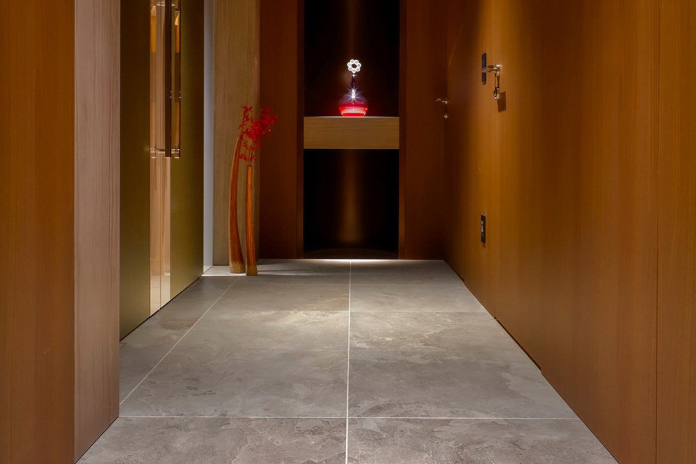 玄関廊下/600角タイル貼り･廊下壁両面突板パネル
※カラーセレクトにより色柄が異なります。