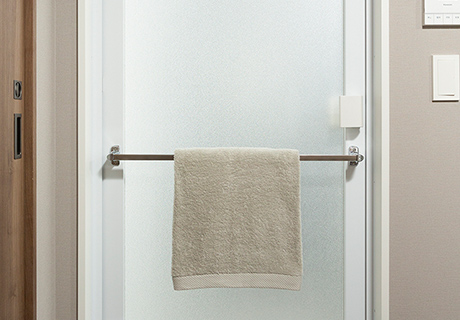 ドア外タオル掛