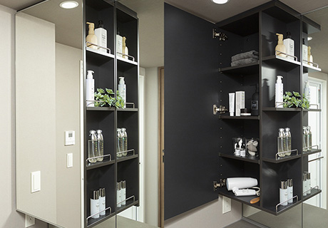 前屈みにならずメイクができる収納力にも優れたミラーキャビネット