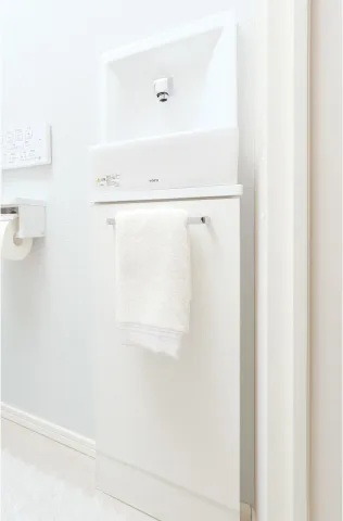 タオル掛け付き手洗自動水栓
（手洗下キャビネット付）