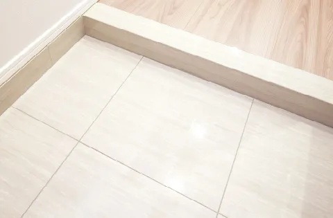 高級感漂う玄関床大理石調タイル