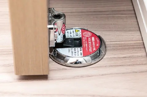 ロック機能付の
ワンプッシュドアストッパー