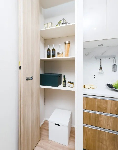 キッチン横物入（2枚折戸）