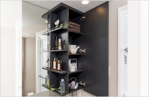 奥行きのあるミラーキャビネット