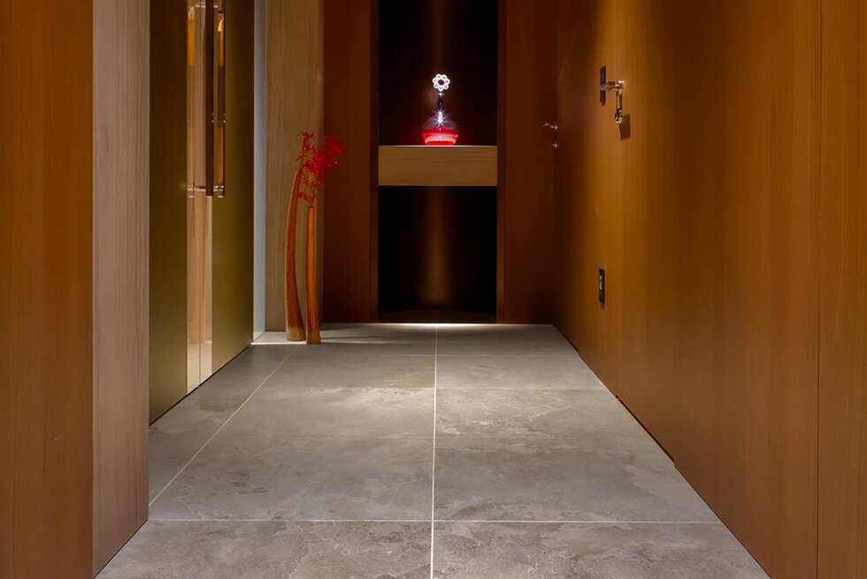 玄関廊下/600角タイル貼り･廊下壁両面突板パネル
※カラーセレクトにより色柄が異なります。