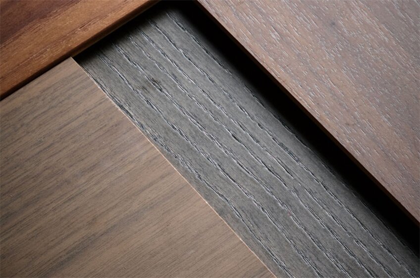 壁・建具：天然木突板パネル
床：天然挽板フローリング