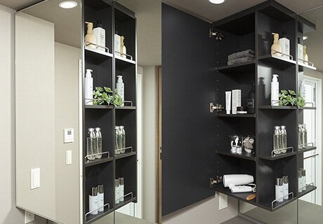 前屈みにならずメイクができる収納力にも優れたミラーキャビネット