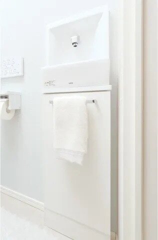 タオル掛け付き手洗自動水栓
（手洗下キャビネット付）