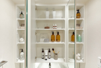 ［三面鏡裏収納］