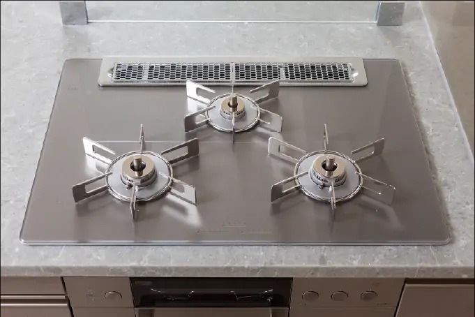 掃除も容易なガラストップのガスコンロ
