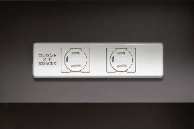 三面鏡裏コンセント