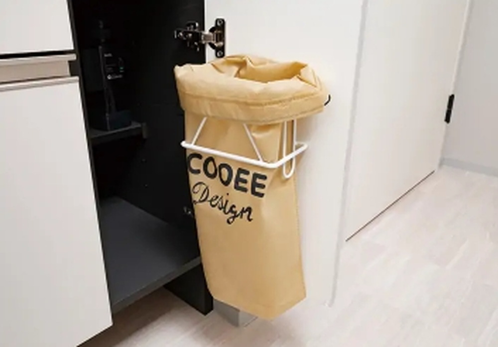 ゴミ捨てワンタッチの収納扉